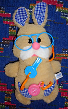 KB1/ DOUDOU PELUCHE VINTAGE PLAYSKOOL 1979 LAPIN BEIGE LUNETTE CLE MONTRE ALICE