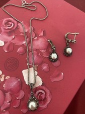 perles, argent 925 millièmes – collier et boucles d’oreilles.