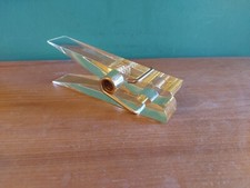 PINCE A COURRIER VINTAGE 70'S DE  BUREAU EN PLEXI , EN FORME DE PINCE A LINGE