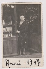 photo ancienne 🎞️ femme devant Pharmacie M. Rabat 1947 vitrine