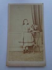 CDV PHOTO JEUNE FILLE PRES D'UNE SELETTE AVEC FLEURS  PAR JULIEN LACROIX MOULINS