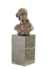 Une sculpture en bronze
