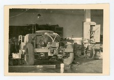 PHOTO amateur SNAPSHOT, garage hangar camion ancien moteur jeep voiture