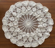 NAPPE CENTRE DE TABLE FAIT MAIN AU CROCHET RETRO POUR GUERIDON VINTAGE