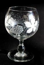 TRES JOLI GRAND VERRE, LAVE RINCE RAISIN, COUPE EN CRISTAL GRAVÉ, 26x16,5cm TTBE