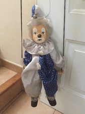 marionnette clown à fil sur sa balançoire tête porcelaine couleur bleu et blanc 