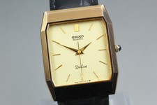 Montre à quartz carrée