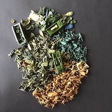 Lot petits soldats et matériel militaire  peut-être Airfix ou autre