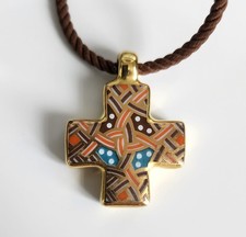 Collier Croix Bernardaud en porcelaine couleur  dominante dorée, cordon marron