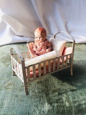 1 Lit à barreaux de poupée miniature et 1 bébé, poupon, baigneur anciens