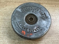 Un Bouchon de radiateur TURN DOWN TIGHT AC 13 RC-25 REMOVE SLOWLY DIAMETRE 71 MM