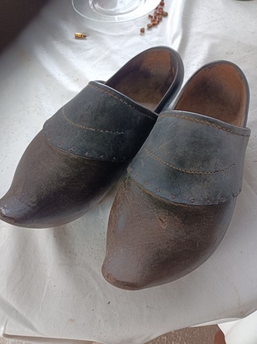Ancienne paire sabots - de,
