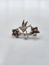 Bijou broche argent massif vermeil repoussé décor floral et d’oiseau début XXème