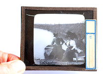 T104 2 femmes, barque rivière France, 1890. Photo positive verre