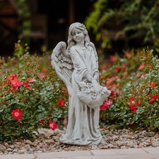 Ange avec panier à fleurs