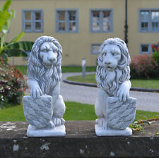 Lion lot de 2 avec panneau figurine en pierre H.40 cm 27 x 16 cm chacune 15 k...