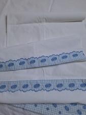 DRAP ET SA TAIE DE TRAVERSIN, COTON BLANC, FINITION GALON FESTONNÉ  BLEU