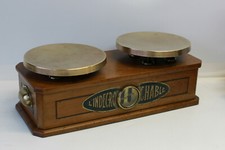 Balance type Béranger"L'INDECROCHABLE "à deux plateaux en laiton sur bois