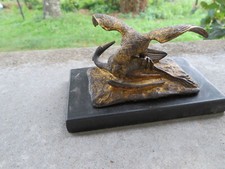 ancien bronze aigle sur sa