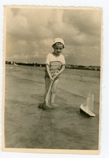PHOTO SNAPSHOT, 1960 Jeanne à Pornichet jouet ancien bateau sable mer