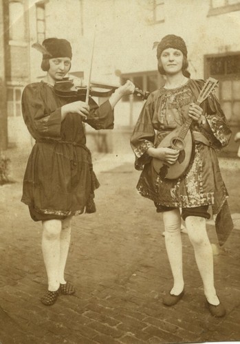 France women playing violin - france,