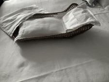 Ancien Berceau En Osier Avec Ensemble En Tissu Ancien Et Dentelle