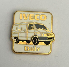 58 - Pin's  FOURGON IVECO DAILY 7 m3