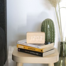 Réveil digital aspect bois