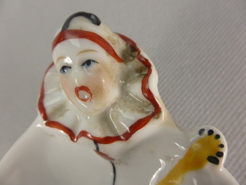Pierrot joue mandoline - joue, la
