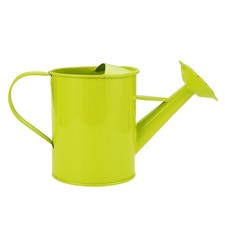  Enfants arrosant peut plante