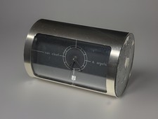 Pendulette réveil de voyage en métal chromé forme cylindrique VAN CLEEF & ARPELS