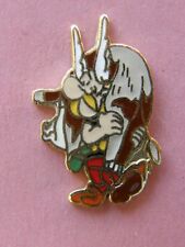 pin's ASTERIX, 1987 , signé STADIUM - dim:18 x 27 ,asterix, bd , uderzo