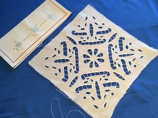 Napperon en lin ancien, broderie Richelieu à ourler et porte serviette à broder