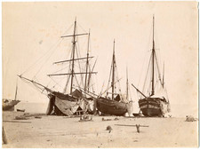 France, port à identifier, trois voiliers à sec, deux mats   Vintage albumen pri