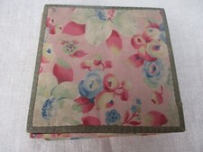 Boite ancienne mercerie couture tissu fleuri AU PRINTEMPS