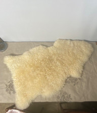 Belle peau de mouton en bonne état très sympathique décors très sympathique doux