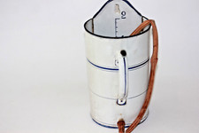 Pot en tôle émaillée a suspendre, lavement pichet gradué 2 litres