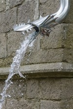 Gargouille gouttière en zinc artisanal – Modèle dragon Falkor – Toiture déco