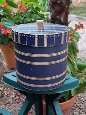 ANCIENNE BOÎTE EN CARTON