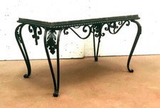 Table basse rectangulaire en fer forgé martelé plateau marbre . XX siècle .