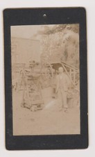 Photo ancienne ?️ Homme debout machine outil extérieure début XXe 00