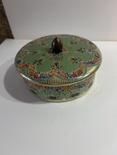 ANCIENNE BOITE EN FER VINTAGE MOTIF FLEURS VERT EN RELIEF MADE IN HOLLANDE DECO