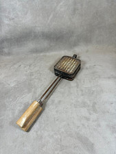 Cheque-monsieur and waffle device 1 cast iron plate with wooden handles