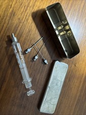 SET DE MEDECINE VINTAGE - SERINGUE EN VERRE DANS BOITE METALLIQUE