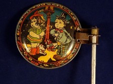 Ancien jouet crécelle tôle couple enfants SFC Siro Ferrari Casalpusterlengo 1920