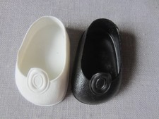 Une paire de chaussures pour poupée Nancy Famosa . 1 noire  - 1 blanche .