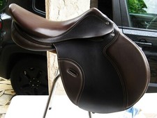  3002* selle fouganza tout cuir très bonne qualité proche du neuf !! avec étrier