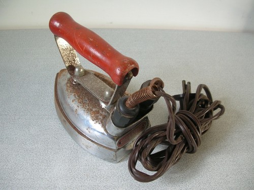 Ancien petit fer repasser - petit,