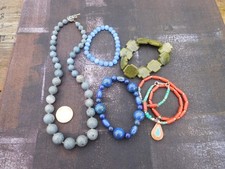 Lot de bijoux en pierres