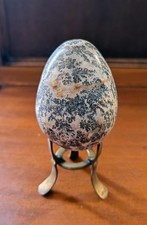 Œuf en pierre naturelle –